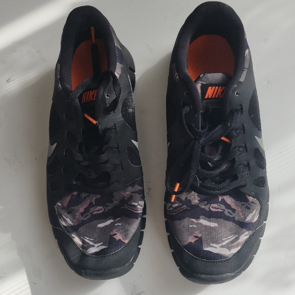 Nike Kids Sneakers Black and Orange - Picture 8 of 8
